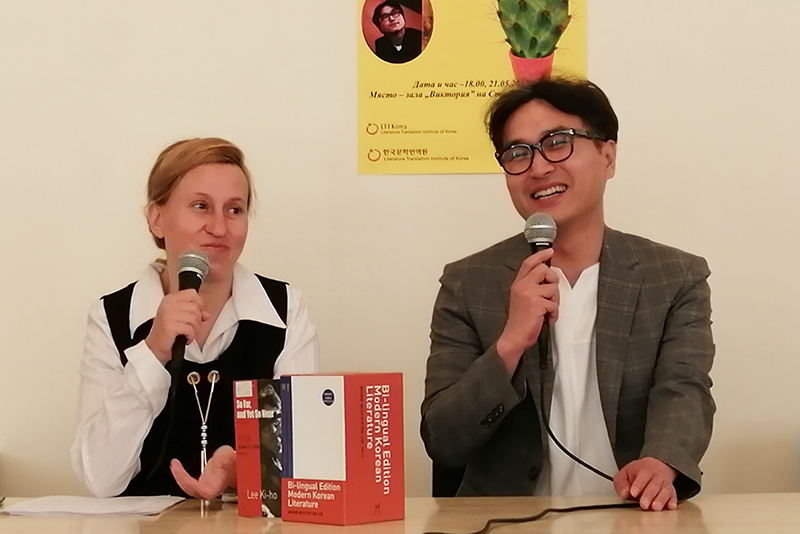  
Lee Kiho (right) and Bulgarian translator Yanitsa Ivanova on May 21 discuss Korean literature at the Sofia Metropolitan Library in Bulgaria. (Emilia Kircheva)
